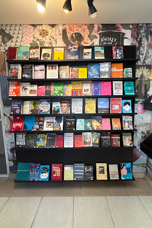 Prateleiras de um sebo vistas através de grãos de café